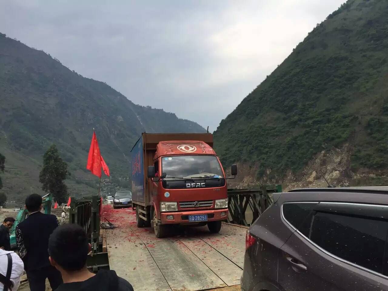 泸水县洛本卓新村战备钢架桥架设完成